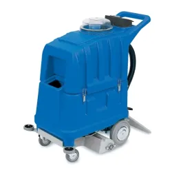 Machine à injection extraction compacte avec moteur