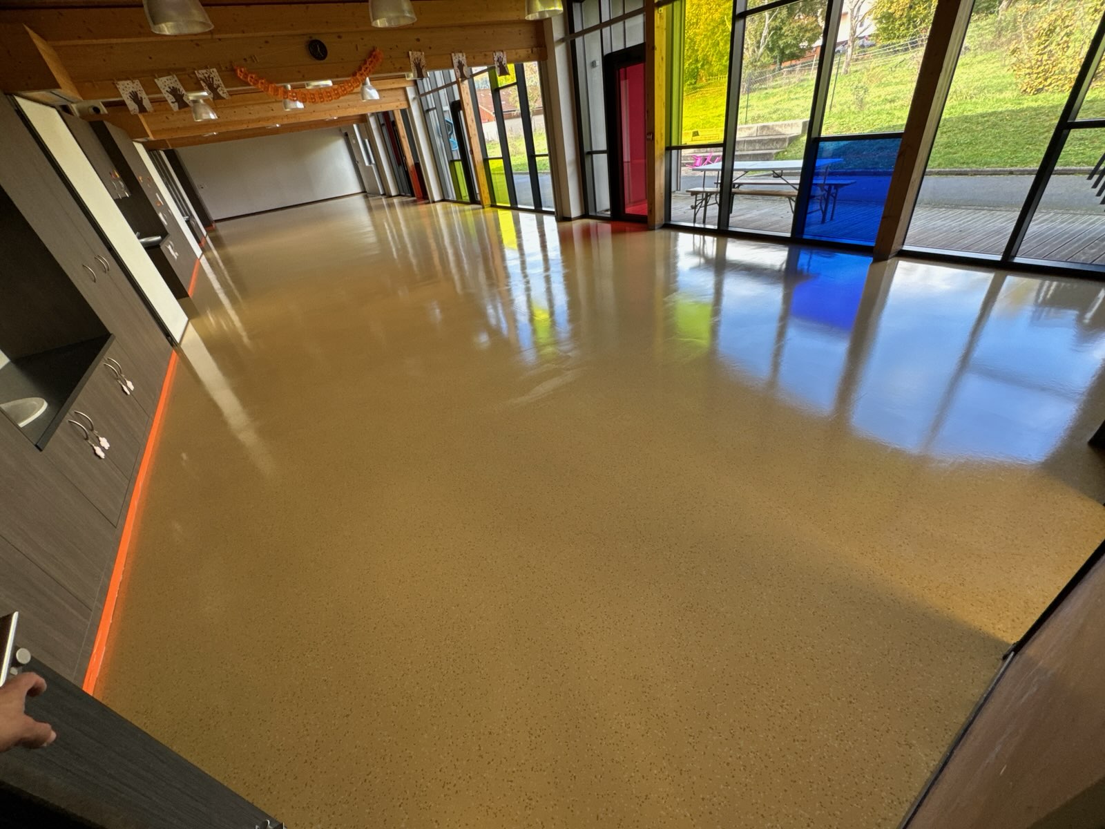 Pose de cire dans une école